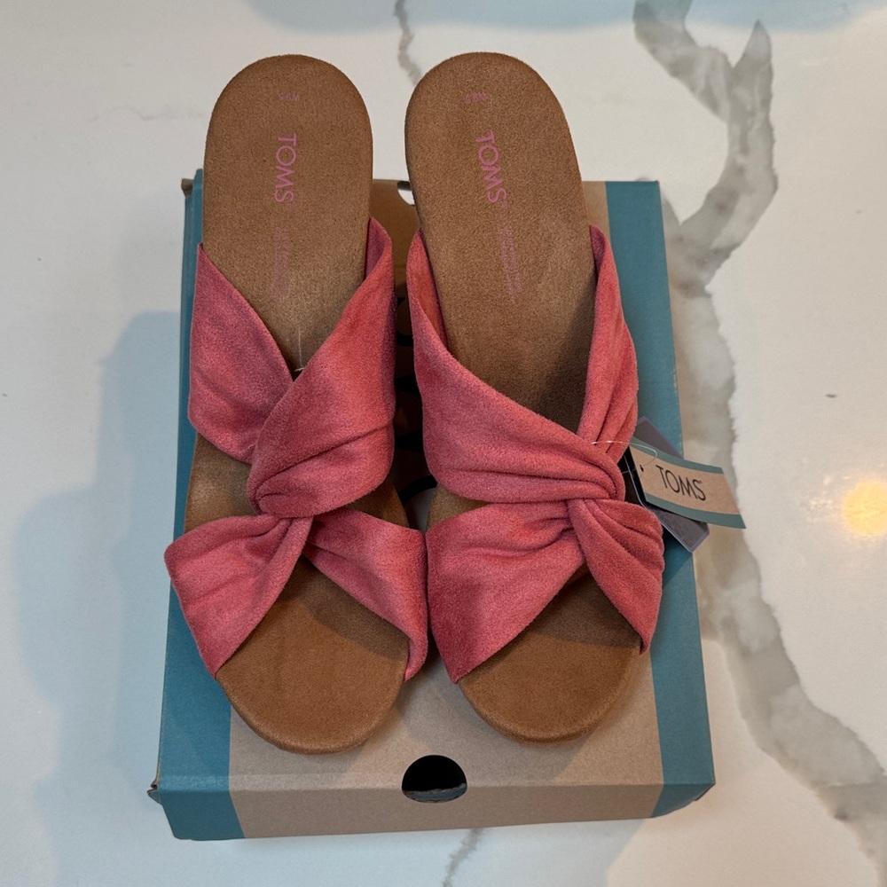 Never worn, TOMS Women's Coral Knotted Slide Sandals
